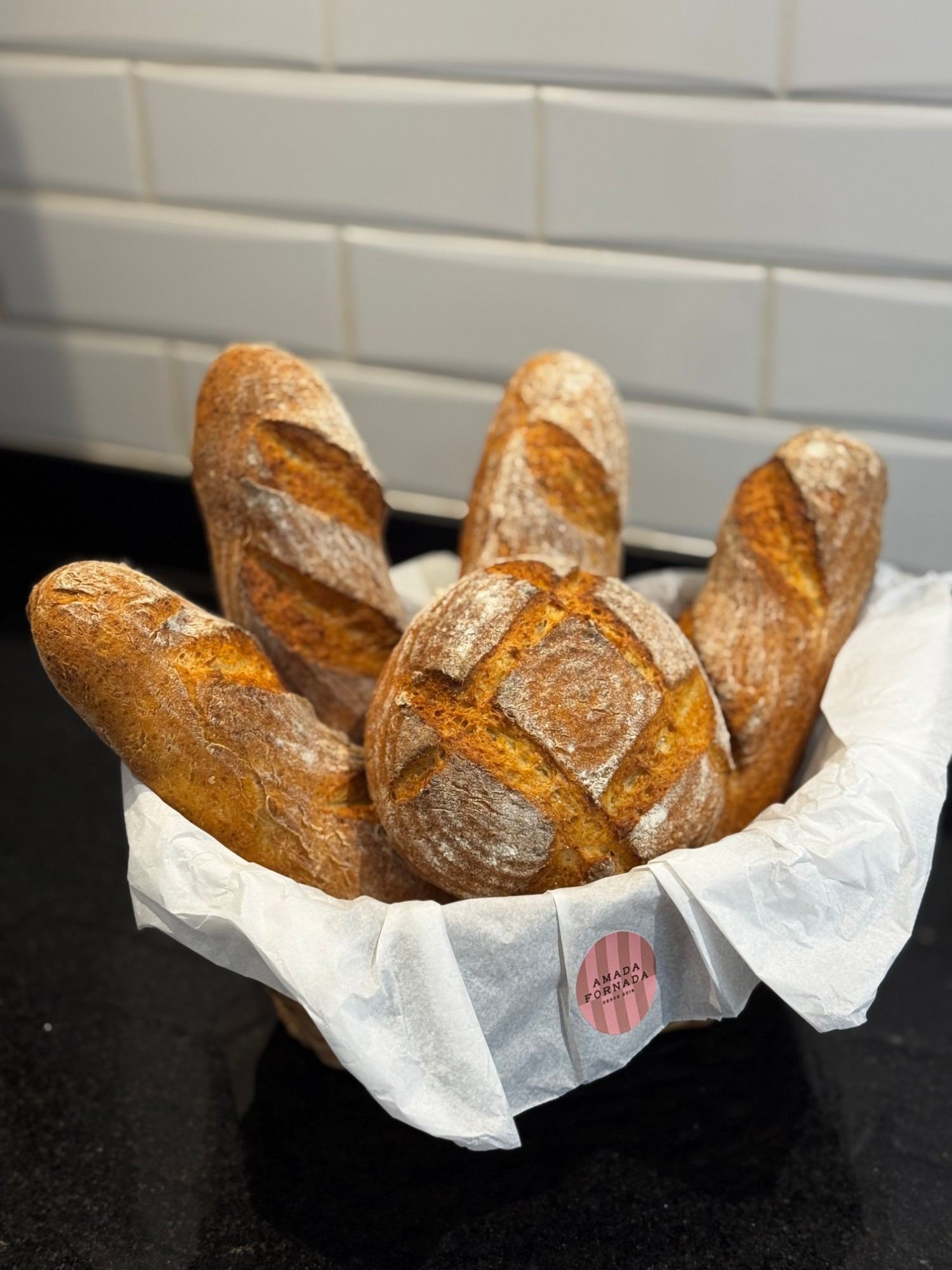 Pães artesanais sem glúten Amada Fornada recém-assados