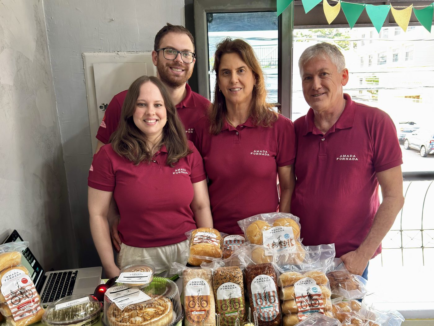 Equipe da Amada Fornada com os produtos artesanais sem glúten
